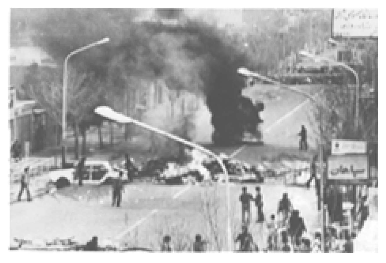 آتش‌سوزي ، سنگرسازي و راه‌بندان در خيابانهاي تهران  تحرك گسترده خياباني مردم مانع تحرك و نتيجه‌گيري نيروهاي گارد عليه همافران نيروي هوايي گرديد